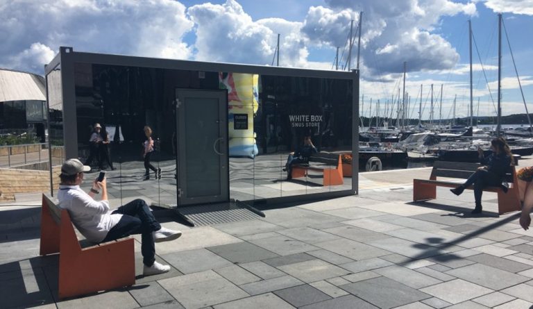 Svenskene ruller inn i Norge med en mobil snusboks